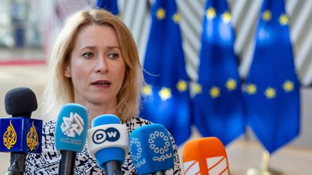 Kaja Kallas, EU-Außenbeauftragte, spricht mit Journalisten bei ihrer Ankunft zu einem Treffen der EU-Außenminister im EU-Ratsgebäude (Symbolbild).