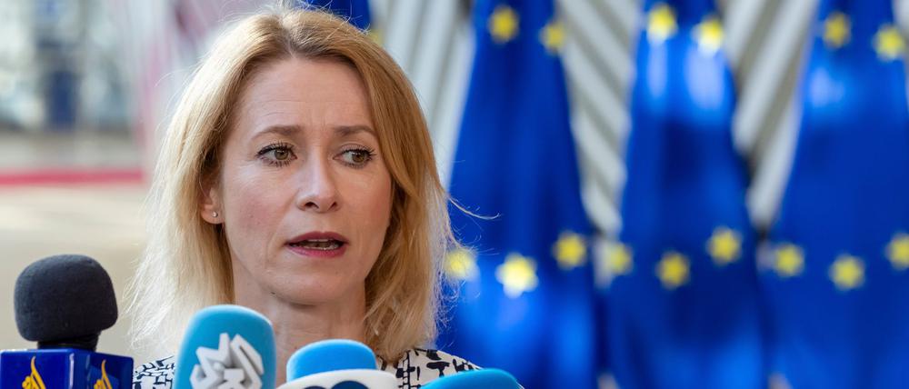 Kaja Kallas, EU-Außenbeauftragte, spricht mit Journalisten bei ihrer Ankunft zu einem Treffen der EU-Außenminister im EU-Ratsgebäude (Symbolbild).