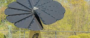 Solarblume und Elektroladesaeule in Radolfzell Diese Solarblume und Elektroladesaeule der Stadtwerke Radolfzell öffnet und schließt vollautomatisch nach Sonnescheindauer Copyright: xZoonar.com/Falkex 21282447