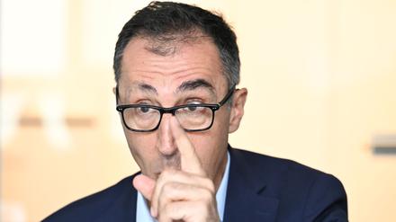 Cem Özdemir (Bündnis 90/Die Grünen), Spitzenkandidat für die Landtagswahl in Baden-Württemberg 2026, spricht in einem Interview mit Journalisten der Deutschen Presse-Agentur.