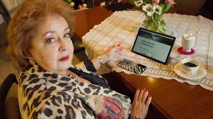 Uschi, die vor zehn Jahren Opfer eines Liebesbetrugs wurde, bietet im Internet anderen Betroffenen Hilfe an.