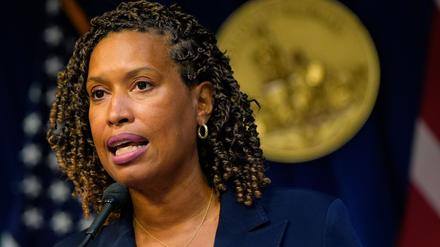 Muriel Bowser, Bürgermeisterin von Washington, spricht während einer Pressekonferenz über den Plan von Präsident Trump, wegen angeblich ausufernder Kriminalität in der Stadt die Polizei von Washington unter Bundeskontrolle zu stellen. 