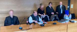 Die damals noch drei Angeklagten mit ihren Anwälten beim Prozess am Amtsgericht Waren. (Archivbild)