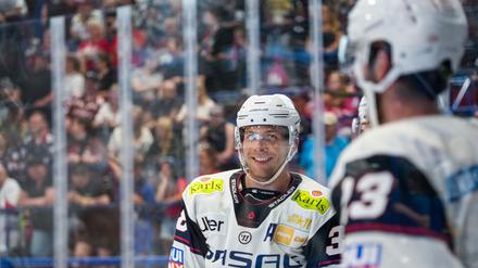 Moritz Kretzschmar von den Eisbären Berlin ist sichtlich gut gelaunt.