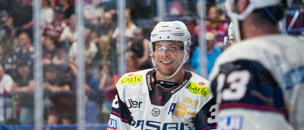 Moritz Kretzschmar von den Eisbären Berlin ist sichtlich gut gelaunt.