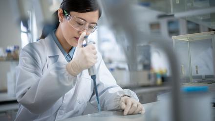 Eine asiatische Frau arbeitet im Labor (Symbolbild). Ein Labor unter Aufsicht? Pekings Weg zur Wissenschaftsmacht ist rasant und streng überwacht.
