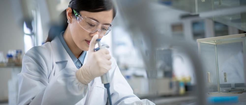 Eine asiatische Frau arbeitet im Labor (Symbolbild). Ein Labor unter Aufsicht? Pekings Weg zur Wissenschaftsmacht ist rasant und streng überwacht.