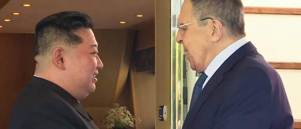 Nordkorea, Wonsan, 12. Juli 2025: Kim Jong-un und der russische Außenminister Sergej Lawrow geben sich während eines Treffens die Hand.