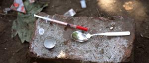 Drogenbesteck eines Fixers - Einwegspritze und Löffel wurden nach dessen Gebrauch auf einem Stein hinterlassen.