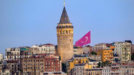 Eine türkische Flagge ist hinter dem Galata Tower in Istanbul zu sehen (Symbolfoto).