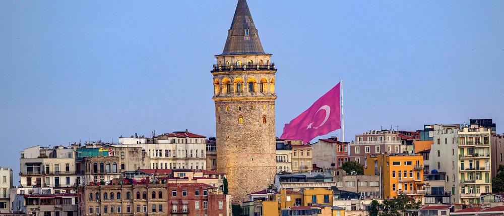 Eine türkische Flagge ist hinter dem Galata Tower in Istanbul zu sehen (Symbolfoto).