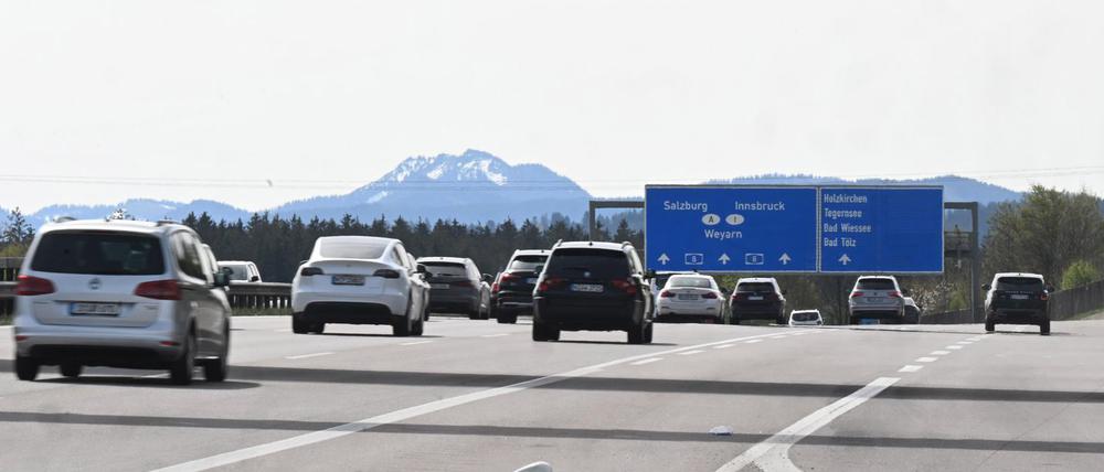 Autos fahren bei bedecktem Himmel nahe Holzkirchen auf der Autobahn A8 (Symbolbild).