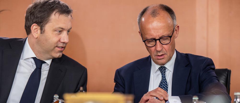 Blick auf die Uhr: Vizekanzler Lars Klingbeil (l, SPD) und Bundeskanzler Friedrich Merz (CDU) am Kabinettstisch. 