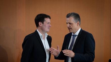 Kanzleramtsminister Thorsten Frei (CDU) spricht vor einer Kabinettssitzung mit Björn Böhning aus dem nur inoffiziell existenten „Vizekanzleramt“.
