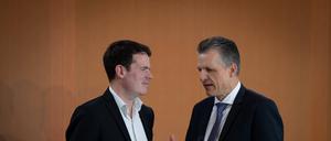 Kanzleramtsminister Thorsten Frei (CDU) spricht vor einer Kabinettssitzung mit Björn Böhning aus dem nur inoffiziell existenten „Vizekanzleramt“.