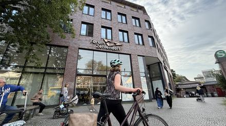 Das Forum Zehlendorf am gleichnamigen S-Bahnhof. Hier waren schon die Buchhandlung Thalia und zuletzt H&M und McDonald ansässig; doch seit Monaten steht die Verkaufsfläche im Erdgeschoss leer.