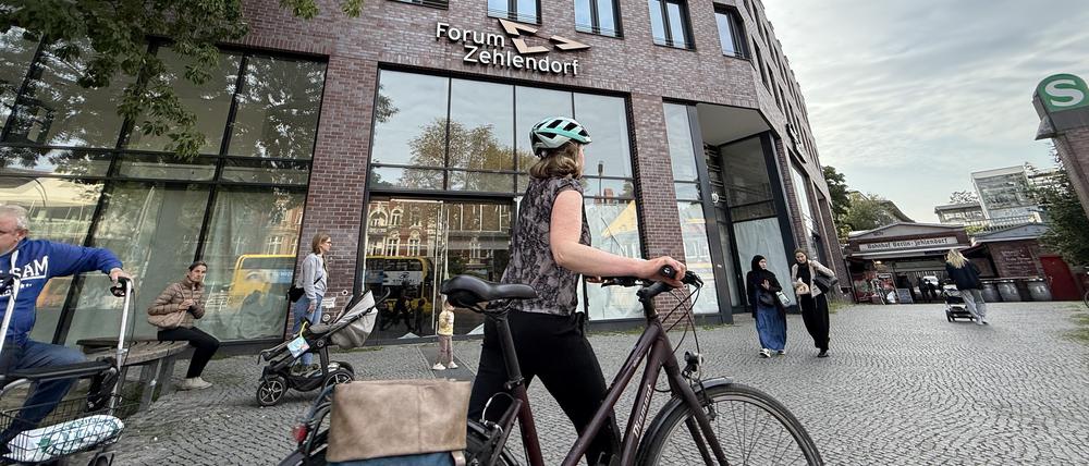 Das Forum Zehlendorf am gleichnamigen S-Bahnhof. Hier waren schon die Buchhandlung Thalia und zuletzt H&M und McDonald ansässig; doch seit Monaten steht die Verkaufsfläche im Erdgeschoss leer.