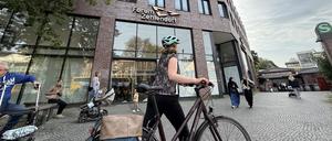 Das Forum Zehlendorf am gleichnamigen S-Bahnhof. Hier waren schon die Buchhandlung Thalia und zuletzt H&M und McDonald ansässig; doch seit Monaten steht die Verkaufsfläche im Erdgeschoss leer.