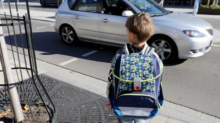 Jüngere Schulkinder sind vom Straßenverkehr oft überfordert.