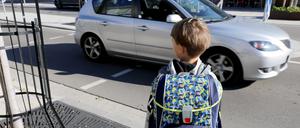 Jüngere Schulkinder sind vom Straßenverkehr oft überfordert.