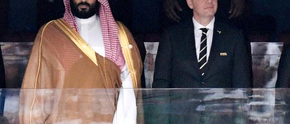 Saudi-Arabiens Kronprinz Mohammed bin Salman, hier bei der WM 2018 neben FIFA-Präsident Gianni Infantino, drängt bei seinen Reformen auch in den Fußball.