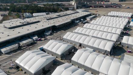 Bis Jahresende sollen die verbliebenen Bewohner der Flüchtlingsunterkunft Tegel ausziehen. (Archivbild)   