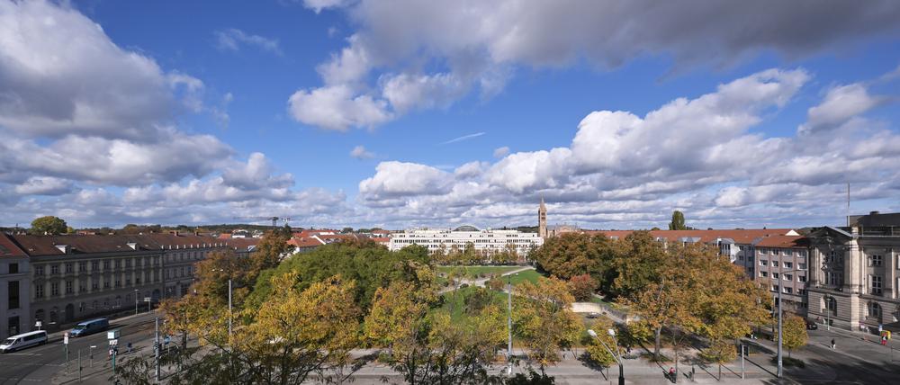 Der Platz der Einheit vom Bildungsforum aus gesehen. 