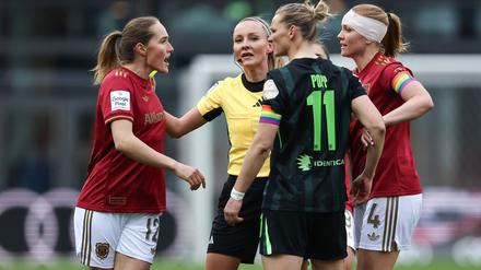 Spitzenschiedsrichterin Fabienne Michel (Mitte): keine technischen Hilfsmittel in der Bundesliga. 