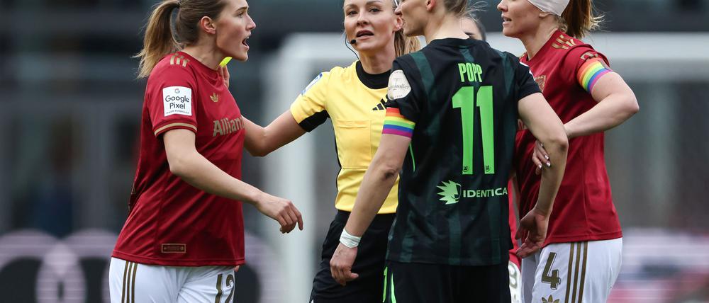 Spitzenschiedsrichterin Fabienne Michel (Mitte): keine technischen Hilfsmittel in der Bundesliga.