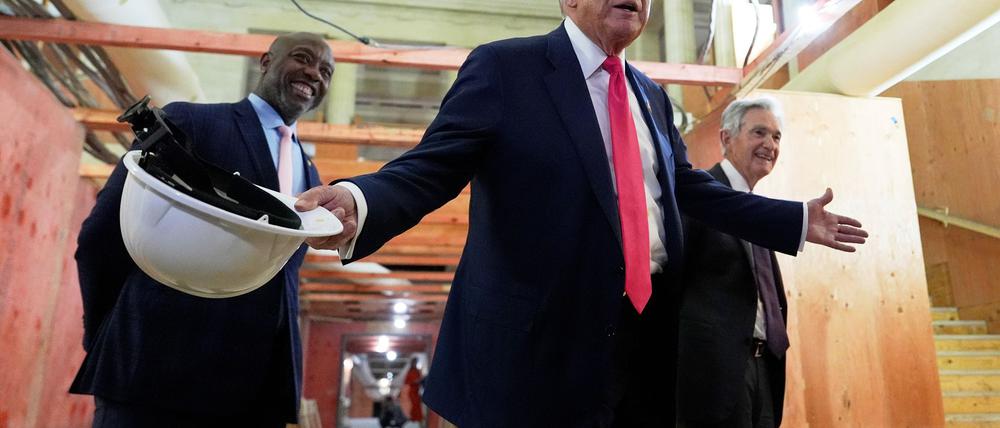 US-Präsident Donald Trump (M) sorgt bei Zentralbank-Chef Jerome Powell (r) für Kopfschütteln. (Archivbild)