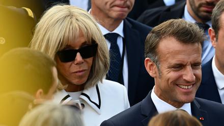 Emmanuel Macron, Präsident Frankreichs, und seine Frau Brigitte Macron während der Parade zum Tag der Bastille. 