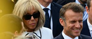 Emmanuel Macron, Präsident Frankreichs, und seine Frau Brigitte Macron während der Parade zum Tag der Bastille. 