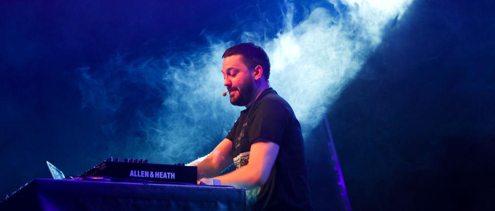 Der Sänger und DJ Fritz Kalkbrenner tritt am 16. August kostenlos in Berlin auf.