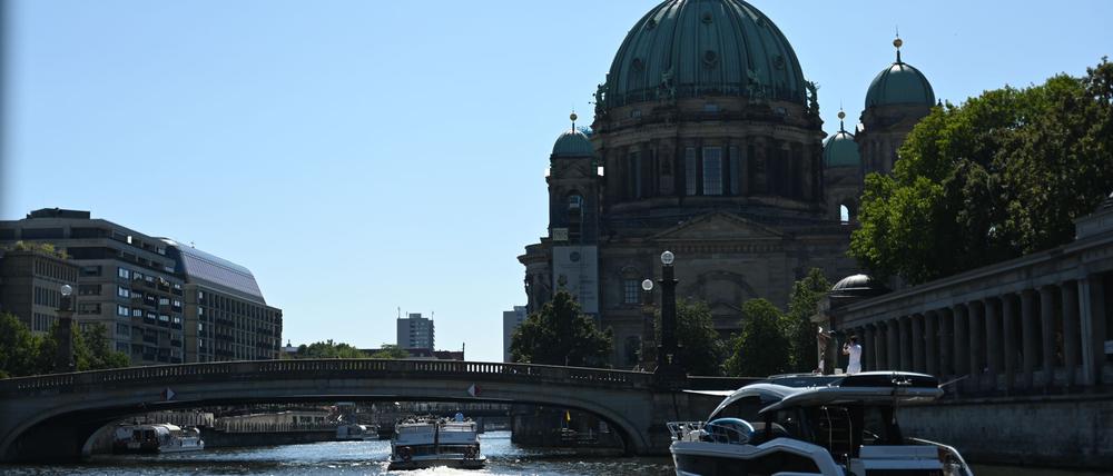 Boote fahren entlang des Berliner Doms auf der Spree.