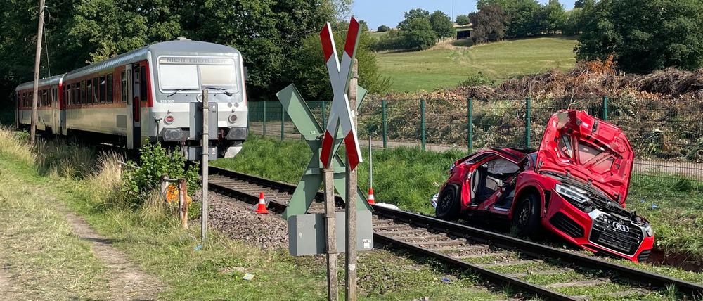 Ein Auto wurde auf einem unbeschrankten Bahnübergang von einem Zug erfasst. Dabei kam eine 16 Jahre alte Jugendliche ums Leben. 