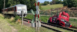 Ein Auto wurde auf einem unbeschrankten Bahnübergang von einem Zug erfasst. Dabei kam eine 16 Jahre alte Jugendliche ums Leben. 