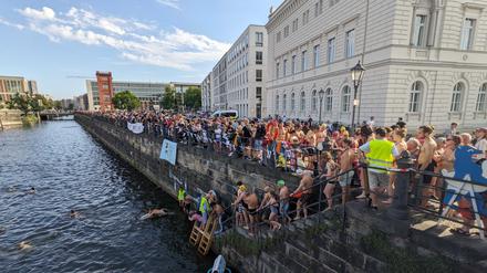 Großer Andrang am Wasserzustieg an der Spree.