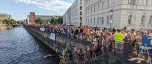 Großer Andrang am Wasserzustieg an der Spree.
