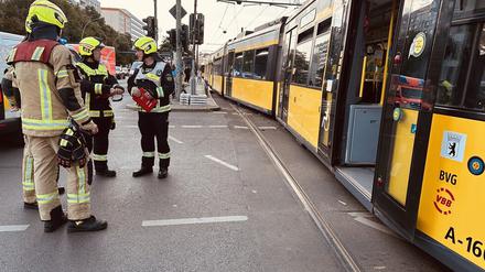 Die Berliner Feuerwehr ist nach einem Zusammenstoß von zwei Straßenbahnen in Berlin-Mitte im Einsatz.