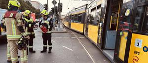 Die Berliner Feuerwehr ist nach einem Zusammenstoß von zwei Straßenbahnen in Berlin-Mitte im Einsatz.