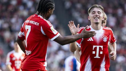 Lennart Karl (r) jubelt nach seinem wunderbaren Treffer aus der Distanz. Serge Gnabry (l) gratuliert dem Youngster.