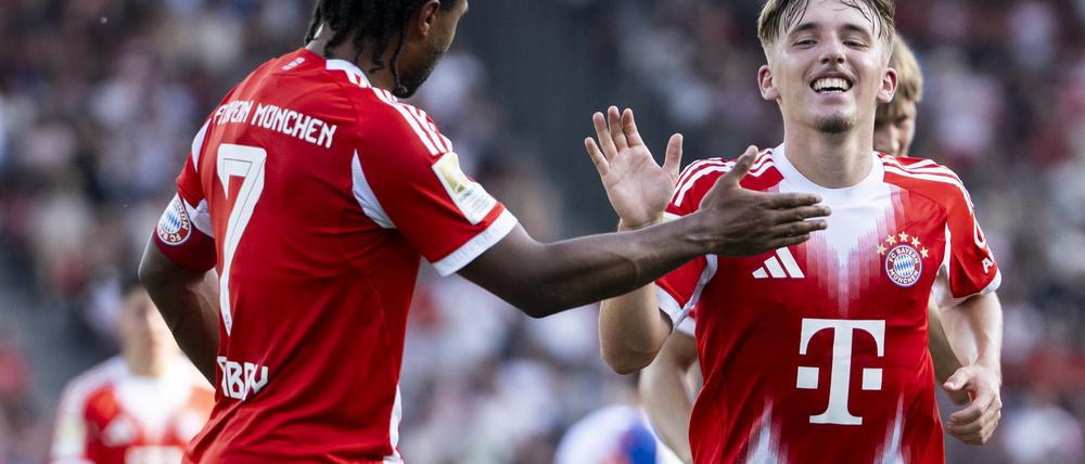 Lennart Karl (r) jubelt nach seinem wunderbaren Treffer aus der Distanz. Serge Gnabry (l) gratuliert dem Youngster.