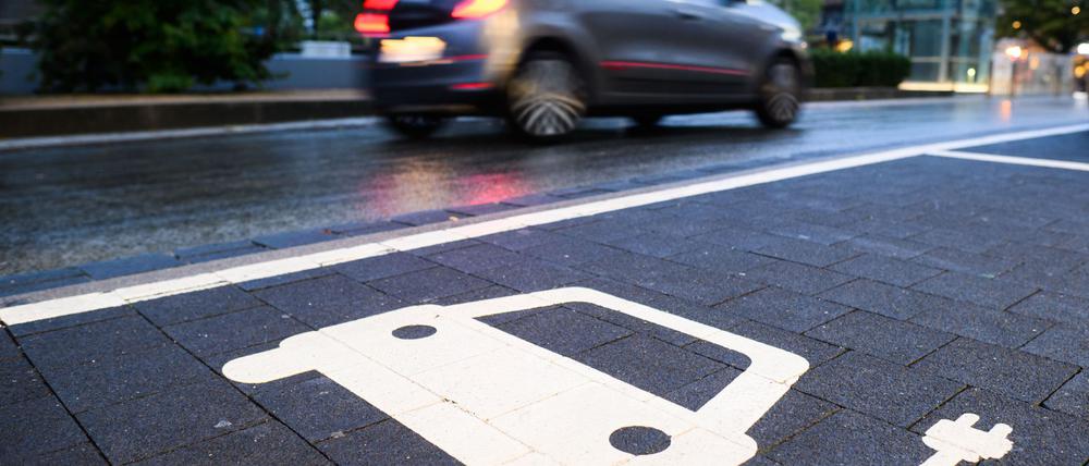 Je mehr Elektroautos unterwegs seien, desto weniger unterscheide sich ihre Schadenbilanz von Verbrennern, sagt die GDV-Geschäftsführerin Anja Käfer-Rohrbach. (Archivbild)