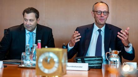Bundeskanzler Friedrich Merz (CDU, r) spricht neben Lars Klingbeil (SPD)