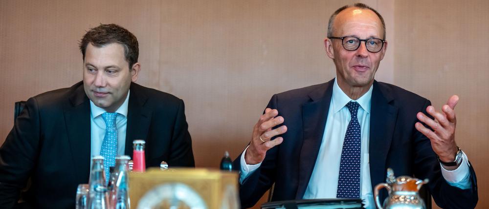 Bundeskanzler Friedrich Merz (CDU, r) spricht neben Lars Klingbeil (SPD)