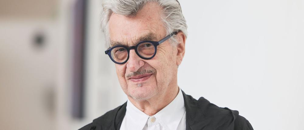 Wim Wenders schaut am Morgen erst einmal aus dem Fenster. (Archivfoto)