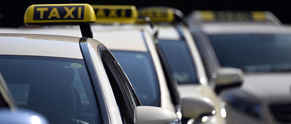 Taxis mussten lange Zeit eine vorgegebene Farbe haben - zuletzt hat nun Sachsen-Anhalt die Regelung gekippt. (Symbolbild)