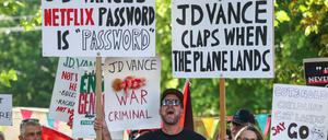 Im Dorf Charlbury in der Region Cotswolds demonstrierten am Dienstag Dutzende Menschen gegen den Aufenthalt von Vance und seiner Familie.