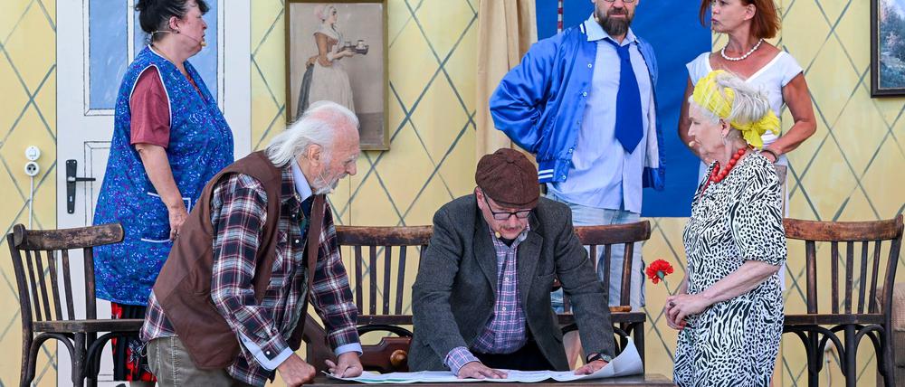 „Maxe Baumann“ bei den Beelitzer Festspielen: In dem Stück geht es um Maxe Baumann, der sich die Frage stellt, was ein Mann mit seinem Rentner-Dasein anfängt.
