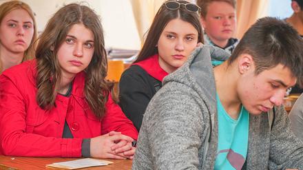 Studenten sitzen an der Universität in Russlands Region Samara an ihren Tischen. 